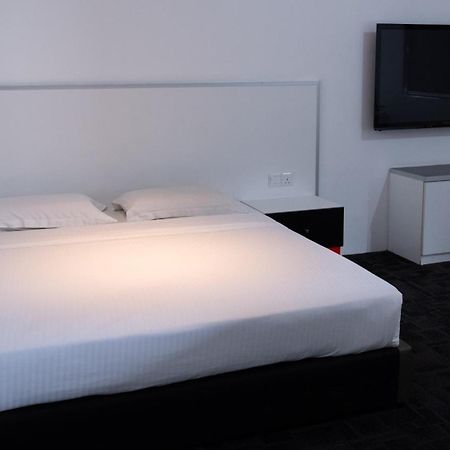 Beverly Hotel Тайпинг Екстериор снимка